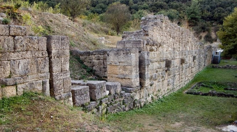 Ψάχνουν τώρα και το αρχαίο θέατρο της Αμφίπολης